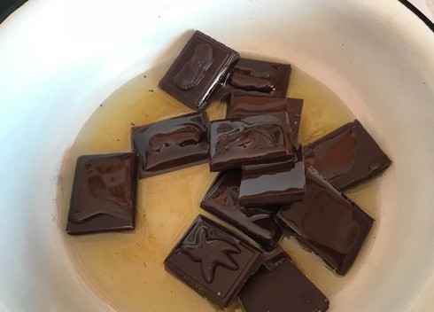 1. Этап. Шоколадные кексы с бананом и черной смородиной: 1. Шоколад растопите с оливковым маслом.