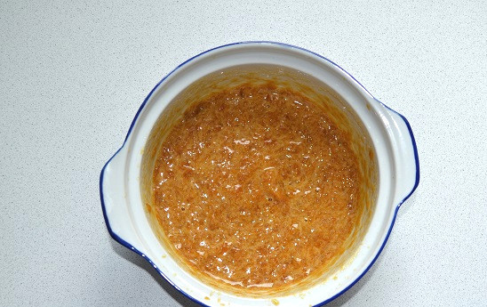 1. Этап. Рулеты с фруктовой начинкой: Снимите с огня, взбейте миксером до однородности. Начинка готова.