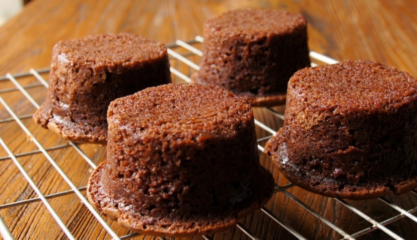 1. Этап. Шоколадные кексы с вишней: Готовые шоколадные кексы с вишней достаньте из формочек, переверните и дайте им остыть, минут 10. Посыпьте сахарной пудрой, можете украсить спелыми вишнями.