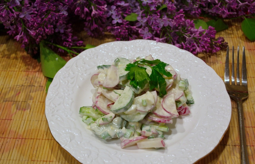 1. Этап. Салат Огород: Салат поперчите, посолите. Заправьте смесью сметаны и майонеза. Подайте к столу.