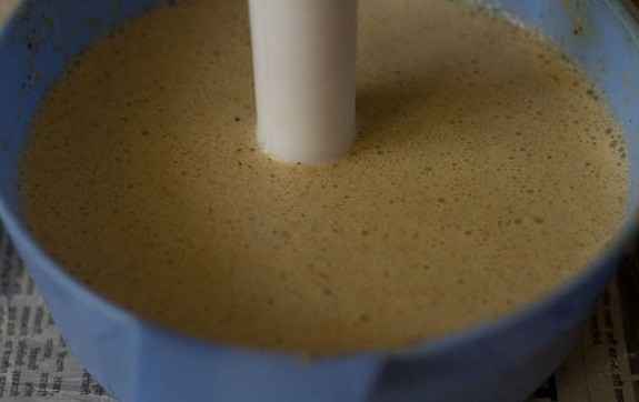 1. Этап. Тыквенные маффины: Затем взбейте массу до единой консистенции, лучше всего блендером.