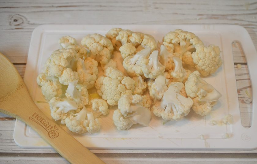 1. Этап. Цветная капуста Баффало: 1. Капусту разрежьте на небольшие соцветия.