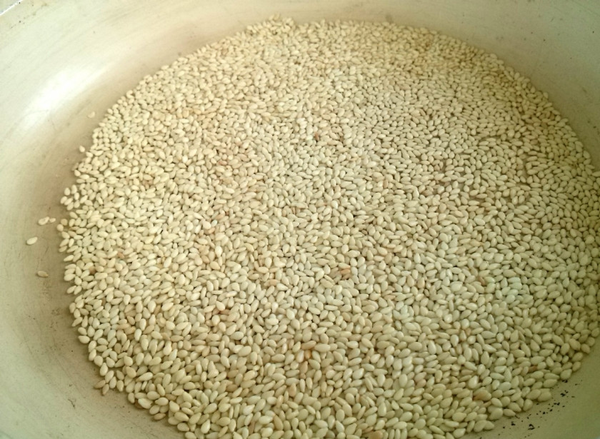 1. Этап. Узбекская халва: Для посыпки на сухой сковороде обжарьте слегка кунжут.