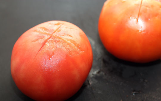 1. Этап. Гуляш из свинины с помидорами: Помидоры ошпариваем кипятком и снимаем с них кожицу. Затем помидоры нарезаем на маленькие кубики или измельчаем блендером. Добавляем к мясу минут через 20 после того, как добавили в мясо воду. Посолите и поперчите мясо.