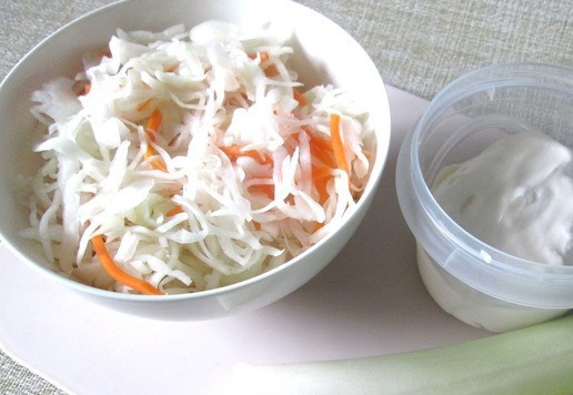 1. Этап. Салат из квашеной капусты и лука-порея: Продукты для приготовления. Овощи брать в равном соотношении. У меня капуста с добавлением моркови, недавно приготовлена, хрустящая.