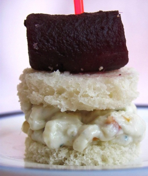 1. Этап. Канапе с сыром дор блю: 6. Теперь нанизываем на шпажку кусочек хлеба, смазываем сырным кремом, затем второй кусочек хлеба и яблоко в вине. Закуска готова!