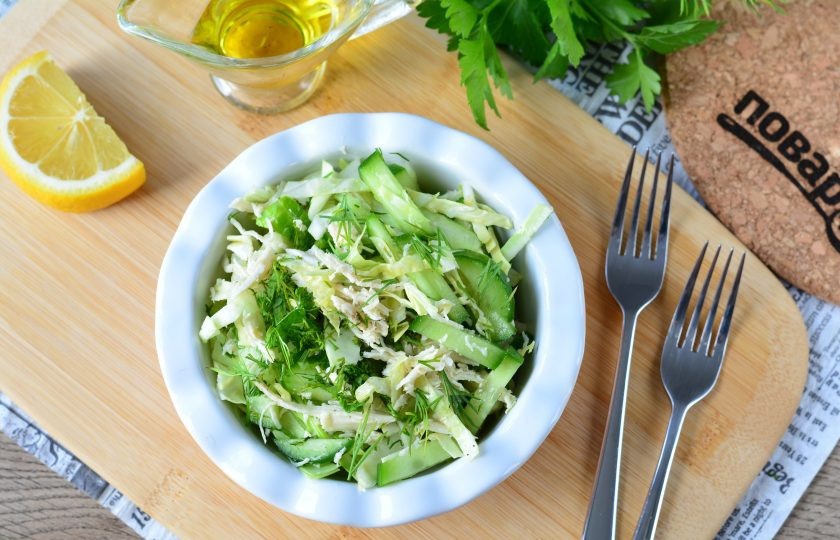 1. Этап. Салат с курицей и белокочанной капустой: Сразу подавайте к столу. Приятного аппетита!