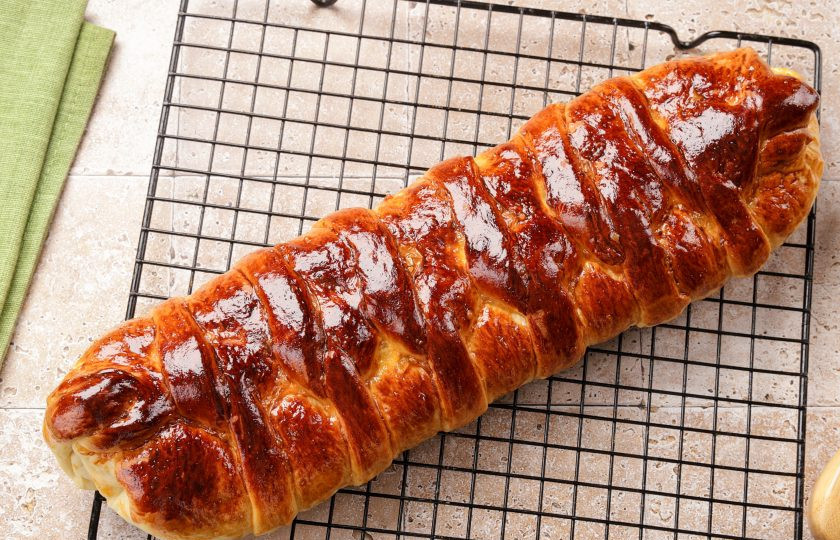 1. Этап. Пирог на дрожжах с яблоками: Пирог на дрожжах с яблоками готов.