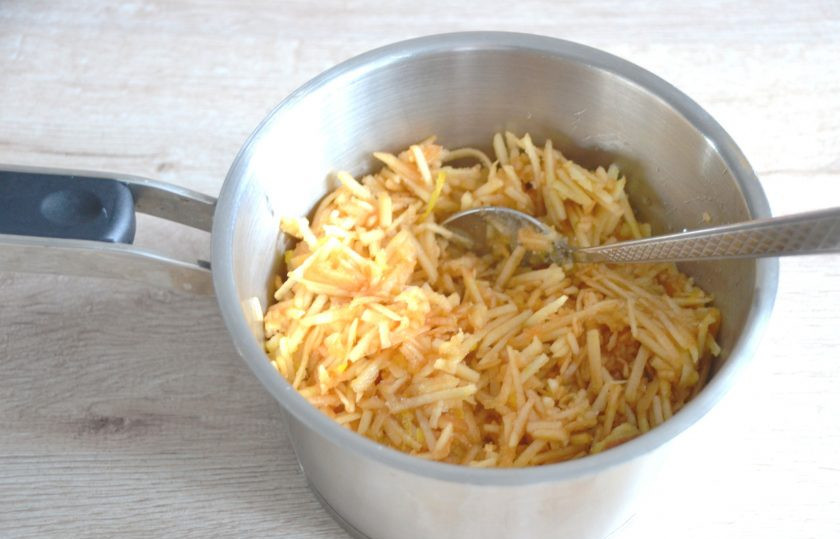 1. Этап. Польский пирог с яблоками и безе: Переложите яблоки в сотейник, нагрейте до кипения, проварите с момента закипания примерно 15 минут до испарения большей части влаги. Охладите начинку.