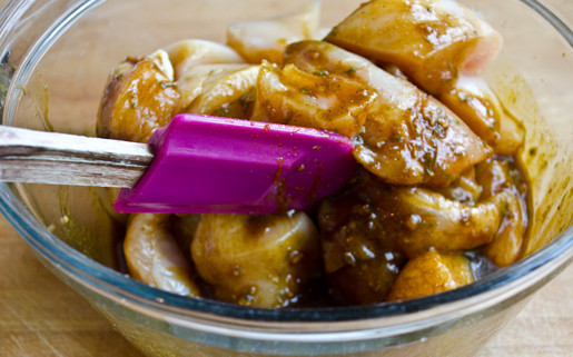 1. Этап. Курица, маринованная в соевом соусе: 4. Курочку необходимо нарезать небольшими кусочками, чтобы она лучше пропиталась, и отправить в миску с соусом. Оставить мариноваться минимум на 30 минут.