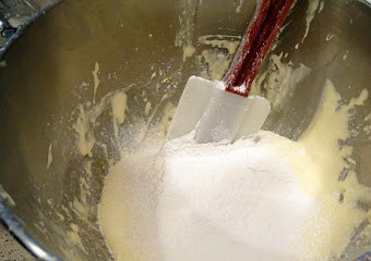 1. Этап. Шарлотка с грушами и яблоками: Добавьте муку, ванилин, по желанию корицу и замесите тесто.