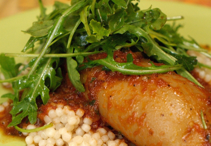 1. Этап. Кальмары, фаршированные курицей и грибами: После этого мы аккуратно удаляем из кальмаров зубочистки и подаем готовое блюдо к столу, полив его соусом. Приятного всем аппетита!