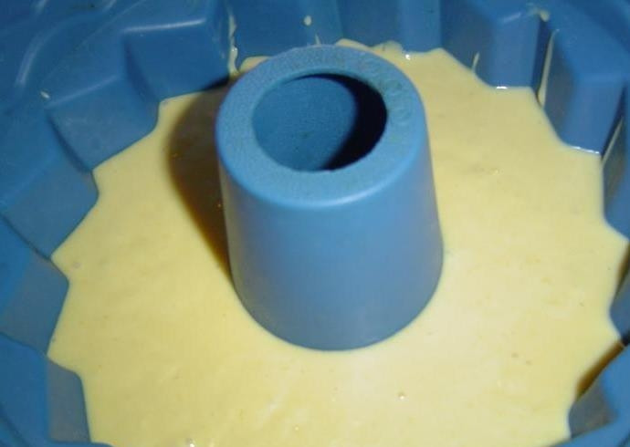 1. Этап. Кекс из сгущенного молока: 2. Тесто должно получиться жидковатое, сметанообразной консистенции. Перелейте его в подготовленную форму.