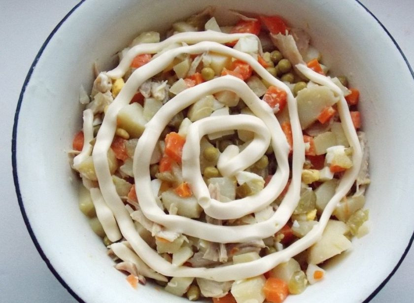 1. Этап. Оливье с курицей: 3. Добавляем майонез и все тщательно перемешиваем. Такой салат можно разнообразить зеленым луком или маринованным луком, а также зеленью петрушки или укропом.