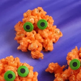 Монстры из попкорна на Хэллоуин