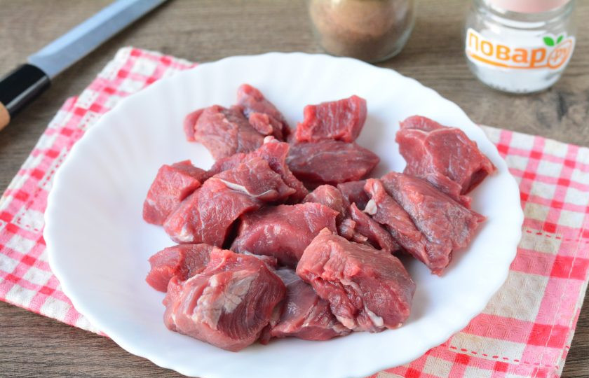 1. Этап. Томленая говядина в духовке при низкой температуре: Промойте мясо, высушите на салфетках, нарежьте говядину средними кусочками.