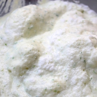 1. Этап. Творожное суфле с зеленой фасолью: Аккуратненько вмешиваем белки в нашу творожную массу. Постарайтесь вмешивать аккуратно, чтобы внутри оставалось как можно больше воздуха.