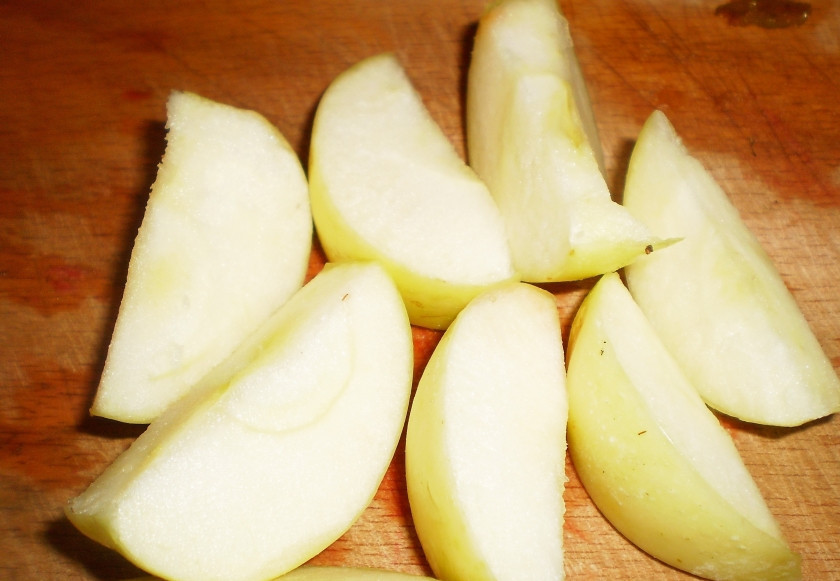 1. Этап. Компот из свежих ягод: 5. Яблоки тоже как следует промываем, убираем у них хвостики, вырезаем места плодоножек. Яблоки можно брать любого сорта, разрезаем их на 4 части и добавляем в общую кастрюлю.