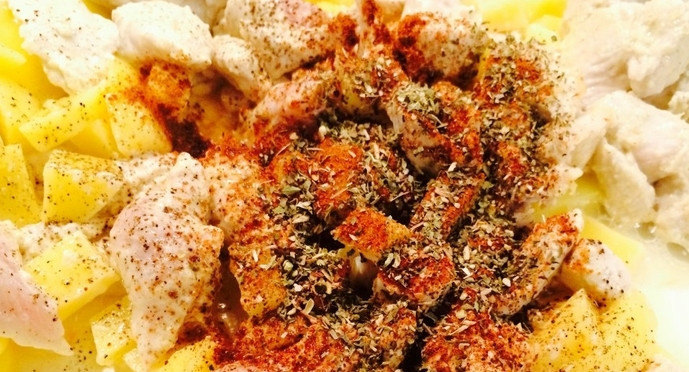 1. Этап. Индейка в сметанно-чесночном соусе: Обжариваем мясо и картофель практически до готовности. В конце добавляем итальянские травы и паприку. Перемешиваем и доводим блюдо до готовности.