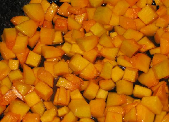 1. Этап. Тыквенный кулич: Когда тыква пустит сок, протушим ее на маленьком огне до готовности.