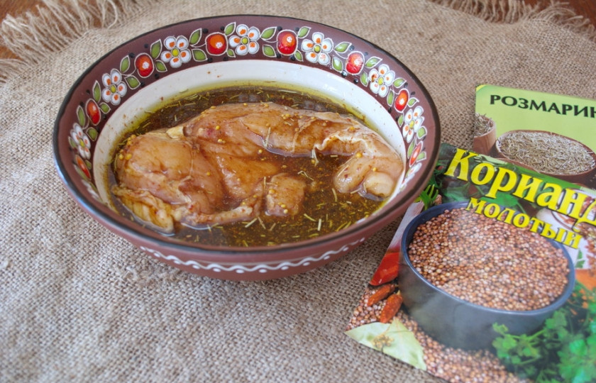 1. Этап. Маринад для мяса в духовке: Маринад универсален. Очень вкусный и подходит для нескольких видов мяса. Мясо лучше мариновать в более мелкой миске, чтоб уровень маринада доходил до середины куска мяса. За время маринования лучше мясо несколько раз перевернуть, чтоб маринад попал во все участки мяса.