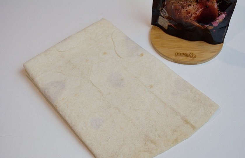 1. Этап. Жареный лаваш с колбасой и сыром: Для приготовления блюда возьмите листы лаваша, специи, сыр, колбасу и немного зелени.