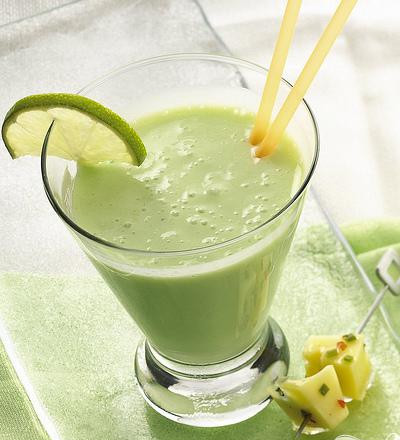 1. Этап. Коктейль из замороженного йогурта с лаймом и бананом: 5. Разлить готовый напиток по бокалам, украсить долькой лайма и соломинкой и сразу же подавать к столу или бассейну.