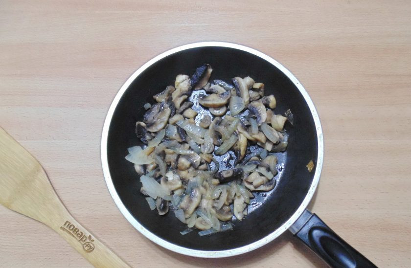 1. Этап. Сырная запеканка: Поджарьте в масле до прозрачности лука.