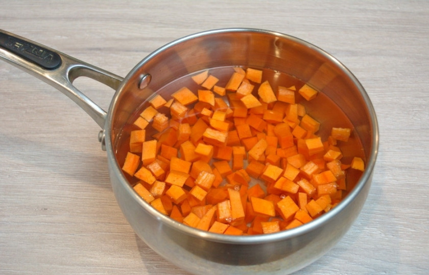 1. Этап. Необычный винегрет: Морковь поместите в кастрюлю и залейте водой. Поставьте на огонь и доведите до кипения. Варите 5 минут в подсоленной воде.