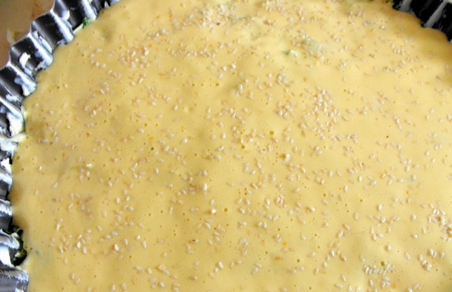 1. Этап. Пирог с майонезом: Залейте тестом, которое присыпьте кунжутом.