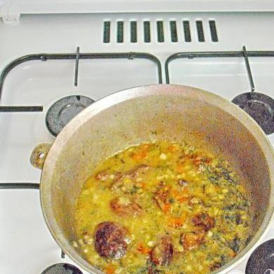 1. Этап. Тушеные индюшиные сердечки: 4. В казан помещаем сердечки, и минут сорок, с закрытой крышкой тушим. Огонь должен быть не большой. Добавляем перец, зелень, чеснок и соль. Минут через пять выключаем. К блюду подойдет любой гарнир.