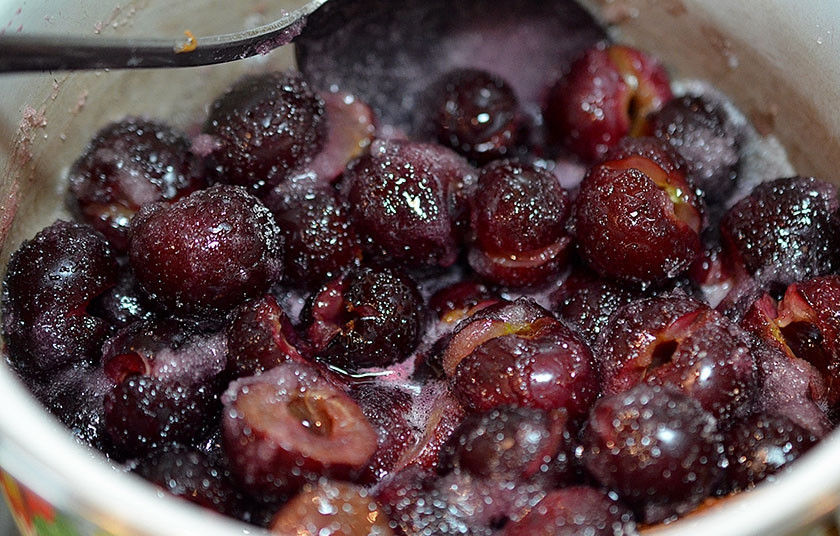 1. Этап. Вишневое варенье с шоколадом: 3. Доведите до кипения и варите на небольшом огне, снимая пену.