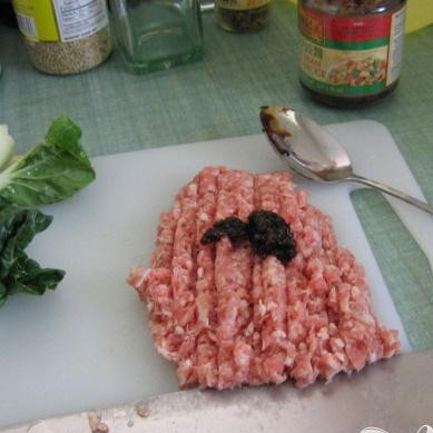 1. Этап. Рис с мясом по-китайски: Уложите соус из чёрных бобов на фарш и размажьте немного.