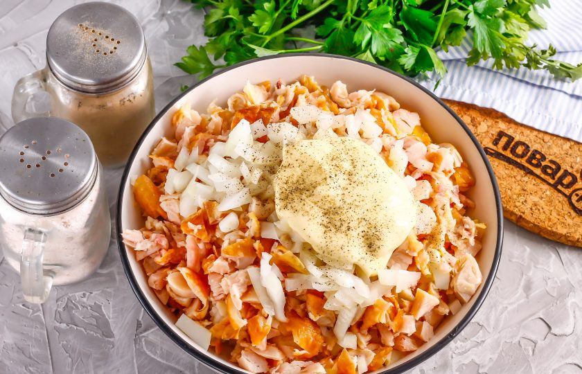 1. Этап. Салат с копченой курицей и рисом: Таким же образом нарежьте и добавьте репчатый лук. По желанию его нарезку можно замариновать на 5-10 минут в яблочном уксусе. Выложите майонез любой жирности, посолите и поперчите блюдо. Аккуратно перемешайте.