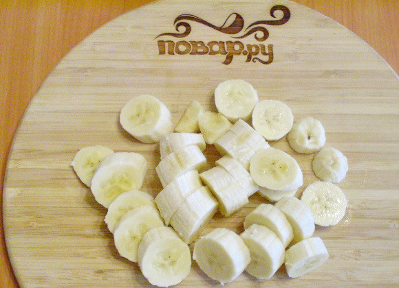 1. Этап. Сыроедческое банановое мороженое: Очистите бананы от кожуры и порежьте небольшими кусочками.