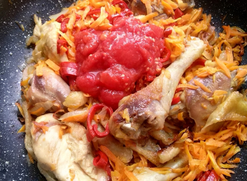 1. Этап. Чахохбили из курицы по-грузински: Добавьте измельченные помидоры, перемешайте.
