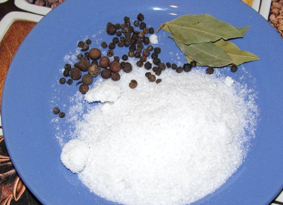 1. Этап. Капуста, квашенная со свеклой: 2. Соль соедините с сахаром и перемешайте. Подготовьте специи.