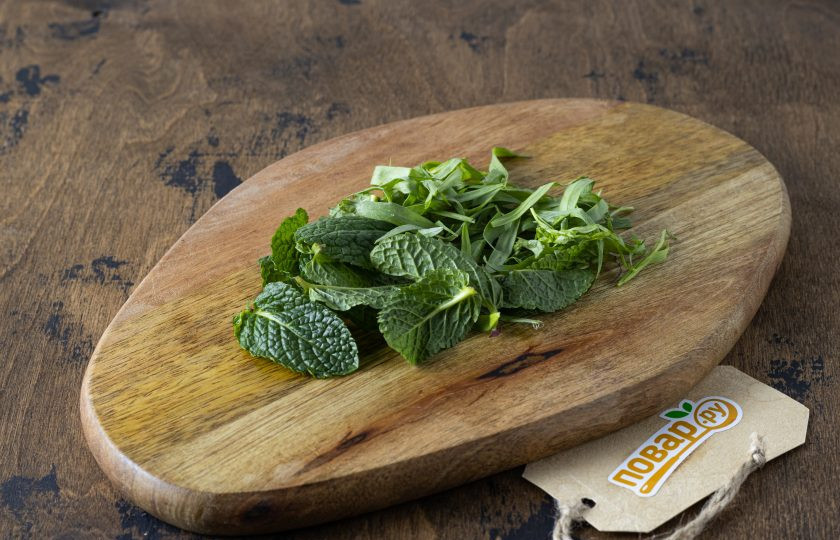 1. Этап. Чай с тархуном и мятой: Мяту и тархун помойте. Удалите листики со стеблей и слегка пожмите руками, чтобы выделился сок.