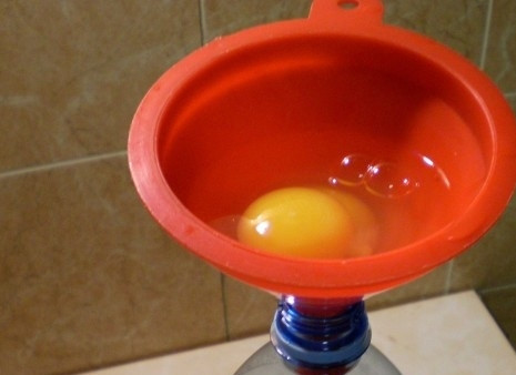 1. Этап. Блины в бутылке на кефире: 1. Первым делом нужно подготовить чистую и сухую пластиковую бутылку. В зависимости от количества ингредиентов, используйте тару нужного объема. Поместите лейку, вбейте яйца.