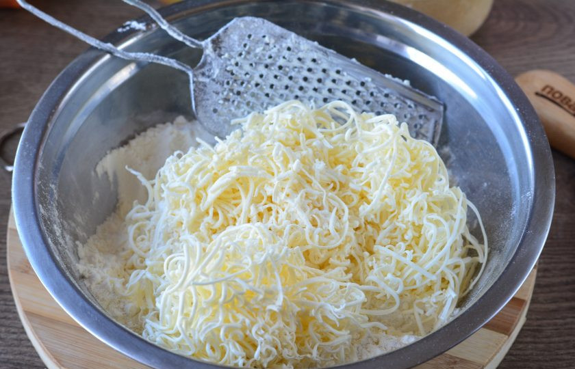 1. Этап. Галета с яблоками и творогом: К муке натрите на терке замороженный маргарин. Маргарин можете заменить на сливочное масло.