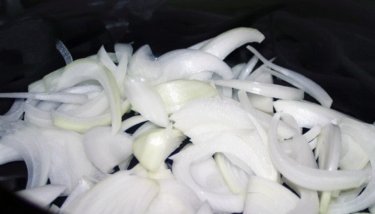 1. Этап. Тушеная курица в сливочном соусе: 1. На сковороду налить немного растительного масла и оставить разогреваться. Луковицы очистить и нарезать полукольцами средними по толщине.