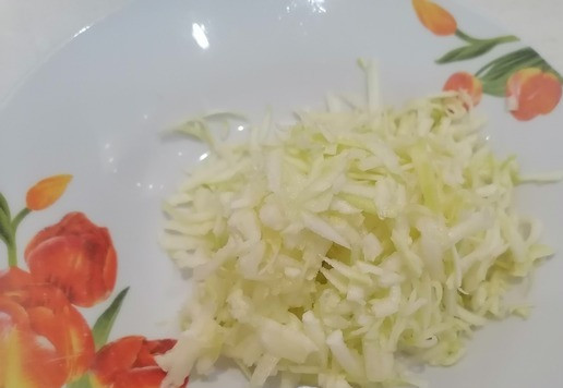 1. Этап. Куриные кармашки с необычной начинкой: Кабачок натереть на терке и отжать от лишней жидкости