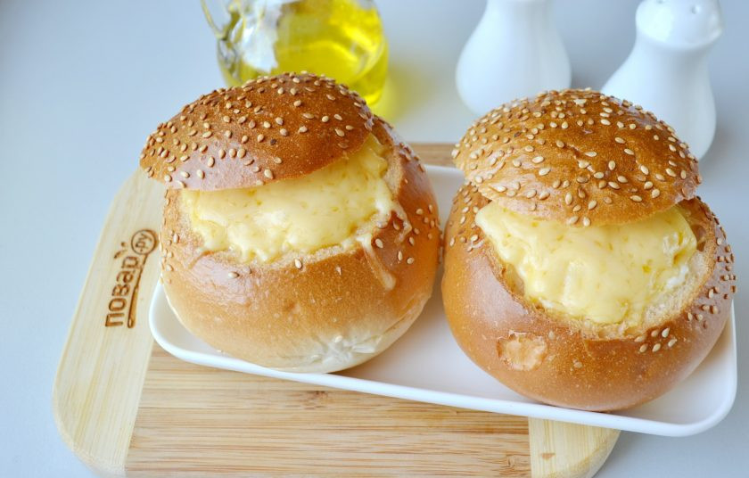 1. Этап. Булочки, фаршированные омлетом, на завтрак: Готовые булочки прикройте крышками и подайте к столу горячими!