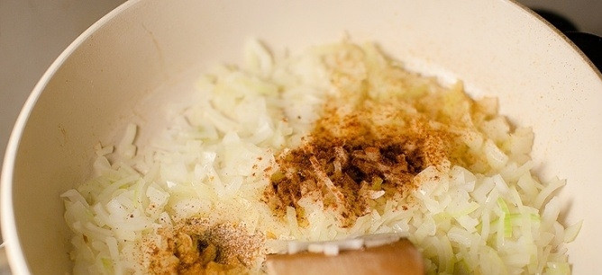 1. Этап. Слоеный салат с печенью: 2. Сковороду разогреваю с подсолнечным маслом, выкладываю лук, солю его и перчу, обжариваю пару минут, а затем перекладываю на тарелку и охлаждаю.