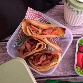 Запечённые блинные треугольники с сосисками