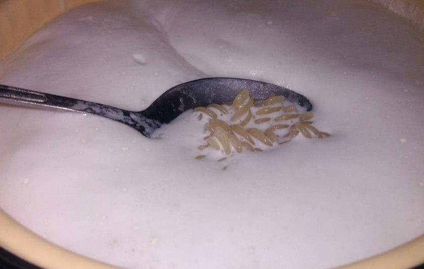 1. Этап. Суп молочный с вертушками: 3. Почитайте на упаковке, сколько варятся выбранные вами макаронные изделия. В данном рецепте это вертушки, и я варю их не менее 7 минут на слабом огне.