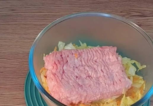 1. Этап. Пирожки из теста для чебуреков: 12. Снимаем овощи с огня и перекладываем в миску. Добавляем к овощам мясной фарш и перемешиваем. И вот только после этого, вливаем яичный белок и еще раз перемешиваем. Ставим миску с начинкой в холодильник.