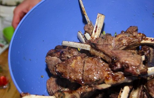 1. Этап. Баранина на углях: Когда краснота с углей немного спадет, мясо можно закопать в угли поглубже, а вообще его следует готовить довольно долго, примерно 1,5-2 часа. Зато корейка обжарится гораздо быстрее, ее можно снимать, как только мясо покроется ароматной румяной корочкой.