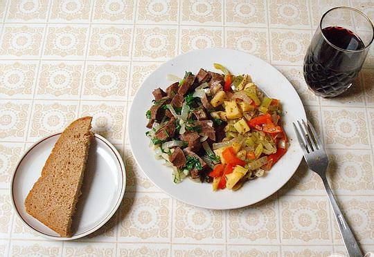 1. Этап. Телячье сердце с овощами: 4. В разогретом масле спассируем лук, до прозрачности, добавляем белое вино и айву, с закрытой крышкой тушим приблизительно минуты 3. Теперь добавляем мясо и перец. Помешиваем и тушим еще минут 5. Перед окончанием приготовления добавляем зелень, и чеснок, накрываем крышкой и даем настояться.