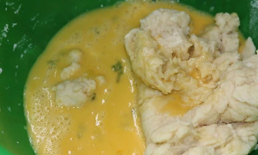 1. Этап. Тесто на вареники с картошкой: 2. Отдельно взбиваем яйцо и два желтка со щепоткой соли. Эту смесь добавим к тесту и активно перемешаем.